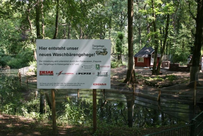 Waschbärenanlage mit Sponsorentafel